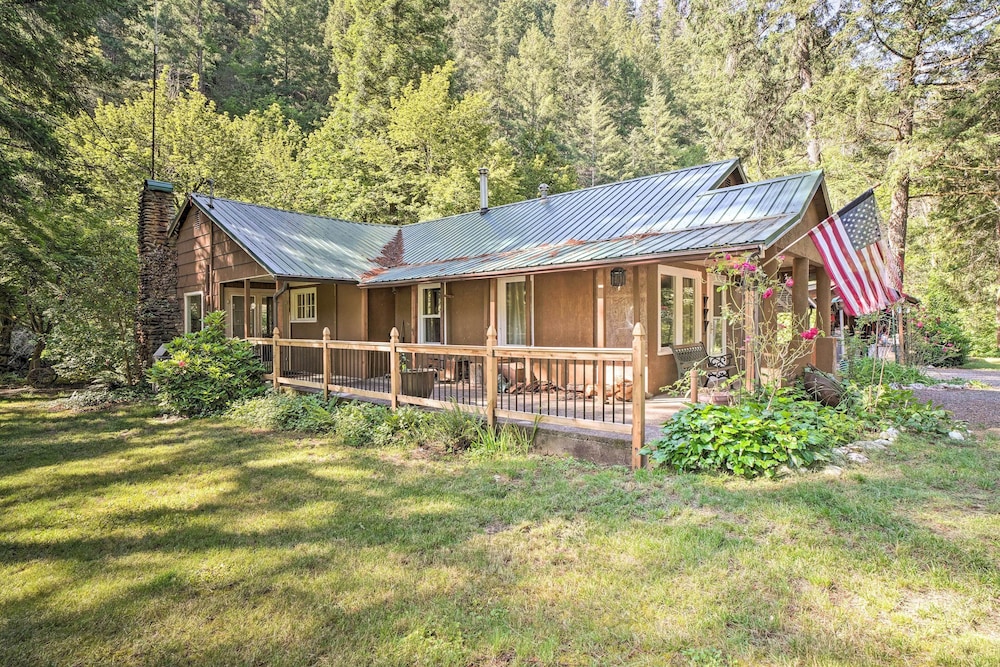 Outdoor Adventure: Tranquil Creekside Retreat