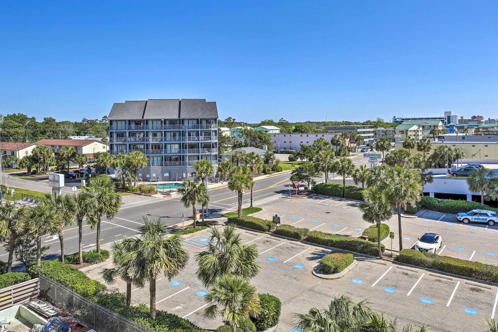 Blue Water Beachfront Condo: 2 Mi to Skywheel! view 2