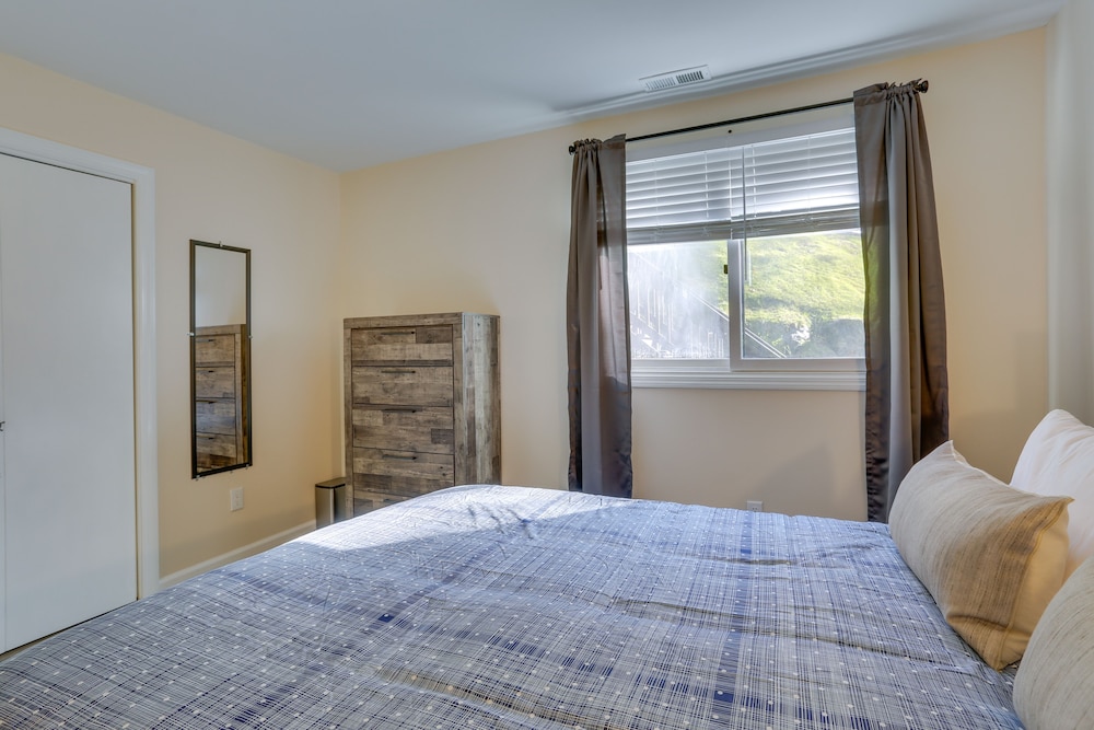 Modern Vernon Township Condo Near Ski & Water Park view 3