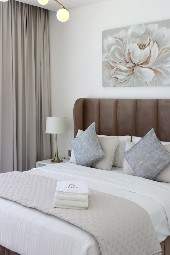 Panoramic 2BR at District One
