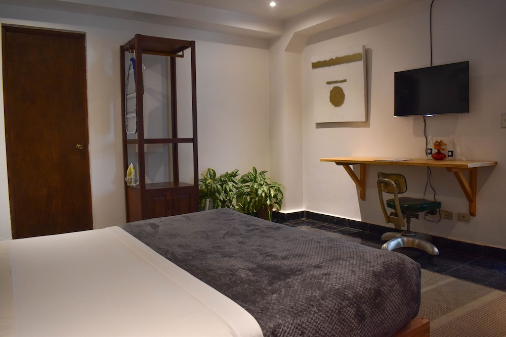Cinco Hotel