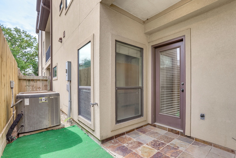 Walk to Shops & Eats: Family Retreat in Houston
