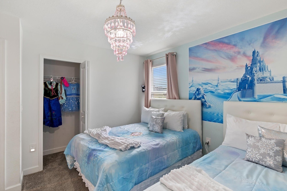 ChampionsGate Resort 10 Bedroom Vacation Home - Includes resort clubhouse amenity access! 10 Home