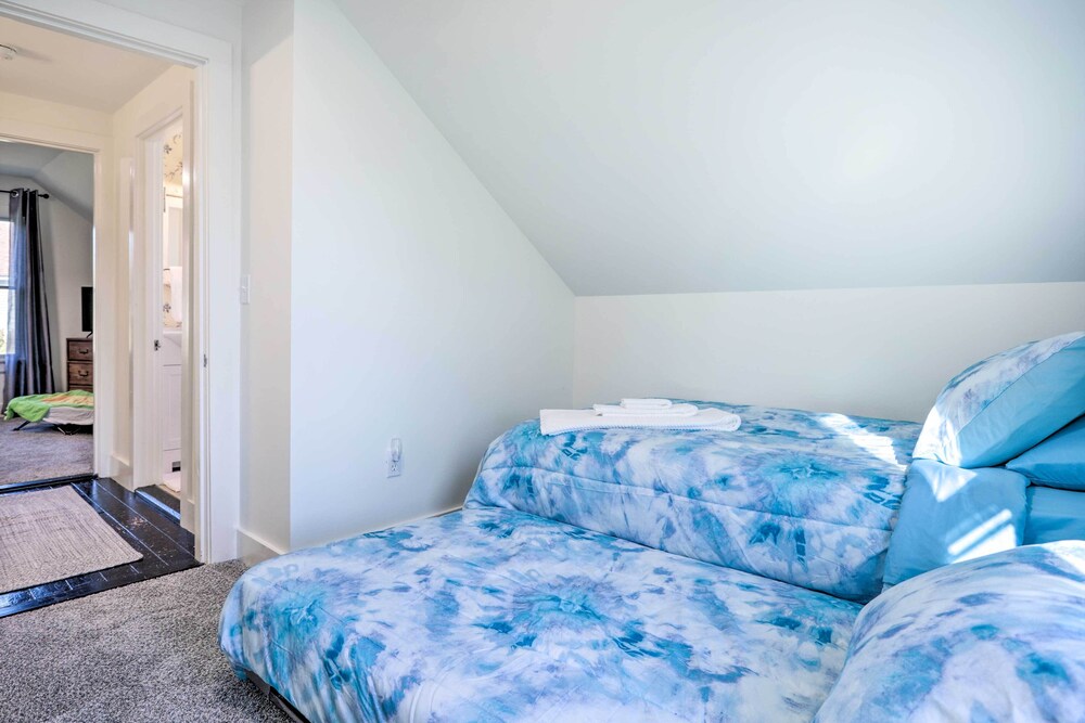 Cozy Historic Wakefield Home Close to Beaches - Property Image 2