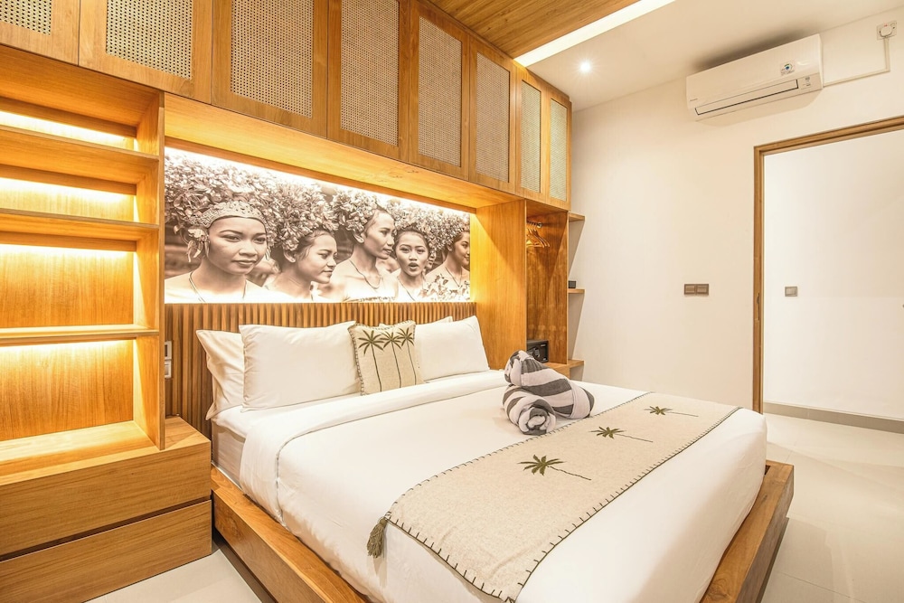 Luxury 5BR Retreat, 400m From Café Del Mar Shore
