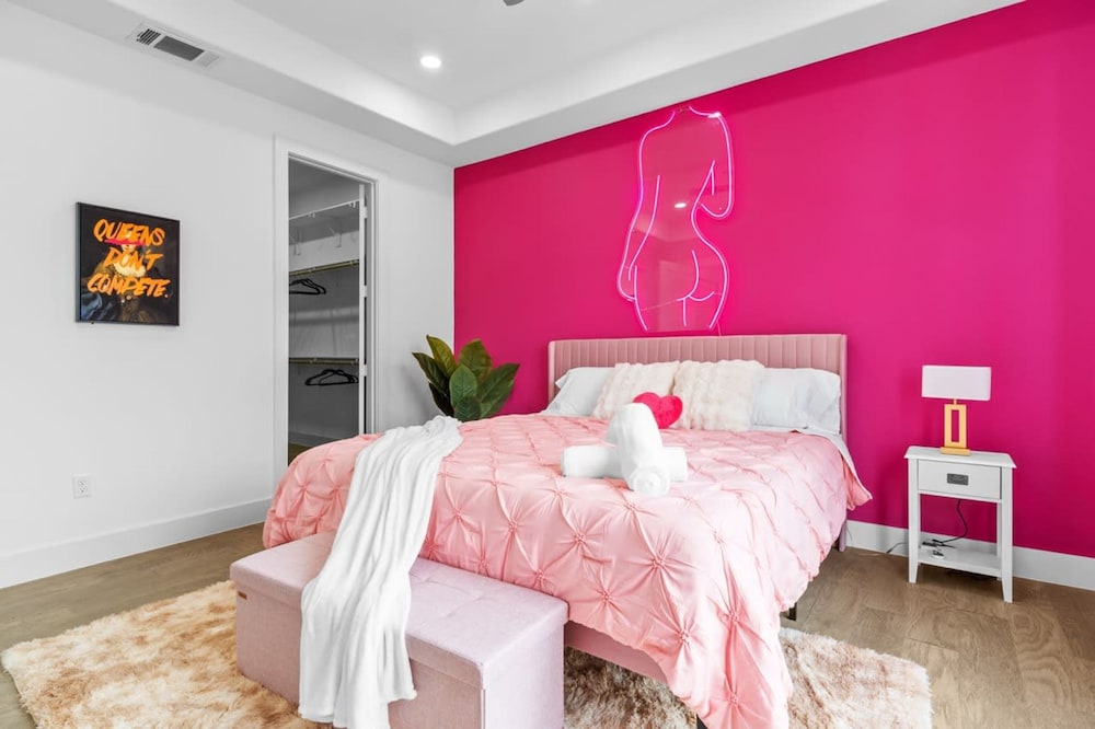 Perfect Houston Group Stay for 12 With 6 Beds 6 Baths