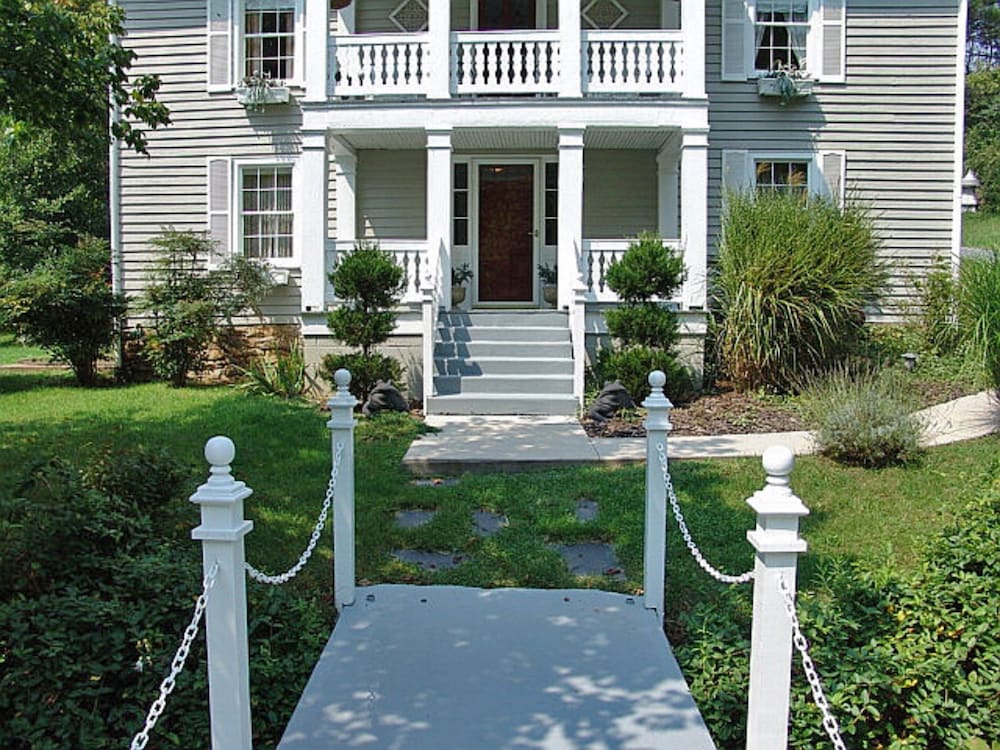 Frog Hollow Bed and Breakfast
