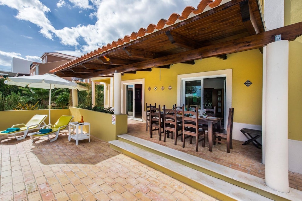 Amapola in Quelfes With 4 Bedrooms and 4 Bathrooms