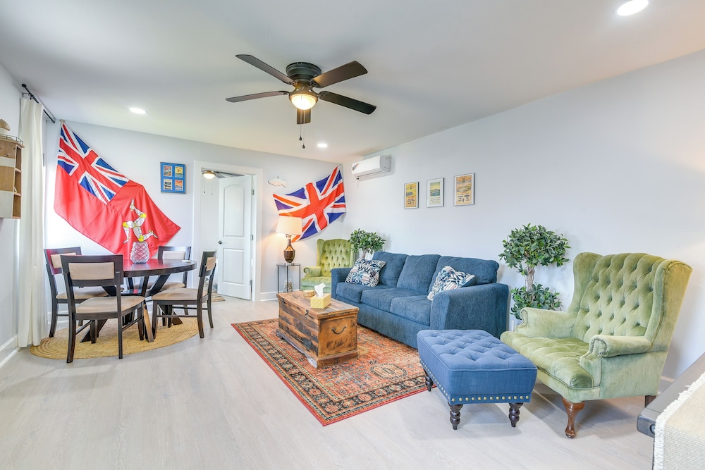 1 Mi to Pleasure Pier: Walkable Home in Galveston