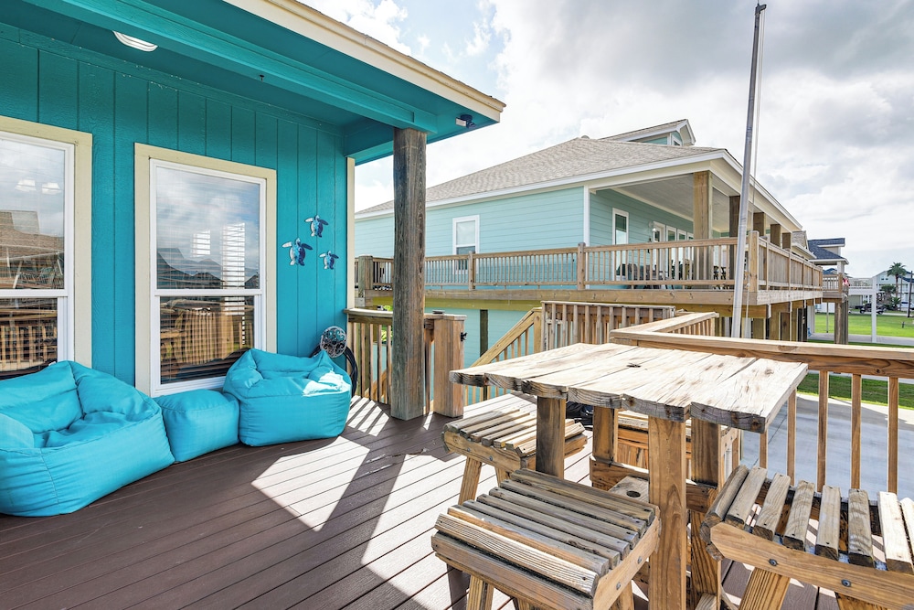 Walk to the Ocean: Family Retreat in Crystal Beach