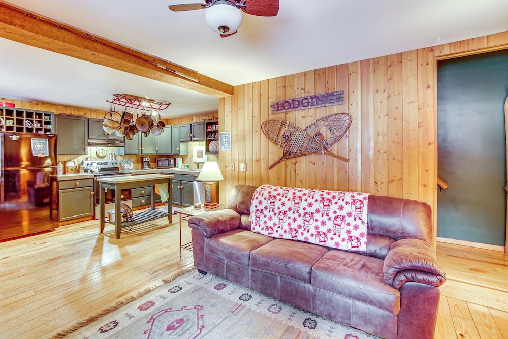 1 Mi to Lake Easton: Cozy Cascades Cabin!