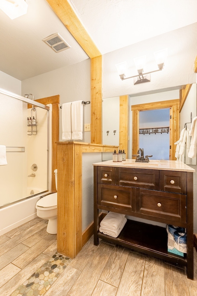 Lake Tahoe Vacations - Hotel Style Room in The Timber Creek Lodge by RedAwning Save 10 on 3 Nights, 15 on 5 Nights! - Property Image 15