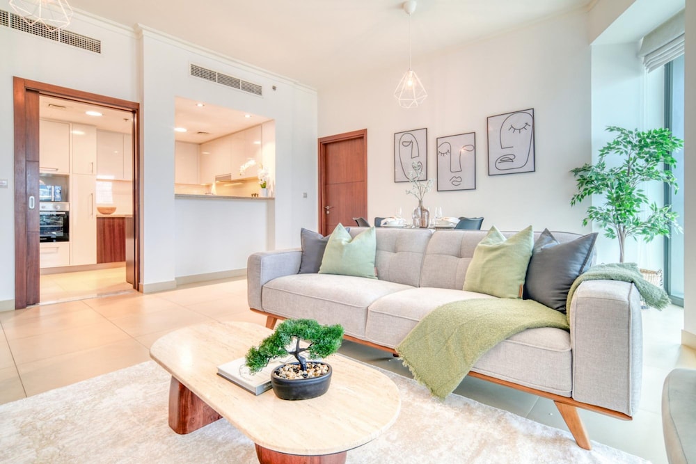 Trendy 2BR Downtown Apt Steps From Burj Khalifa
