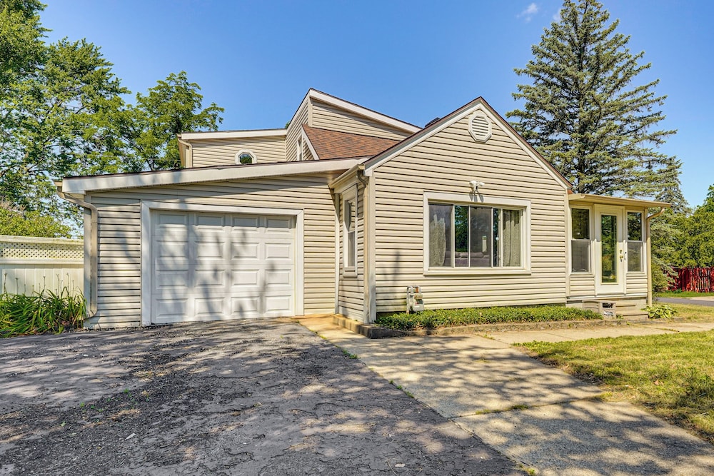 Private Pool & Yard: Pet-friendly Home in Toledo