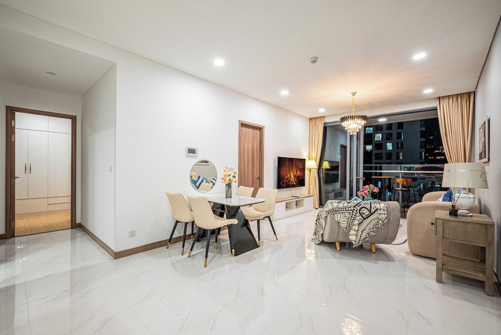 Luxury Sunwah Apartment near Landmark 81 - City View