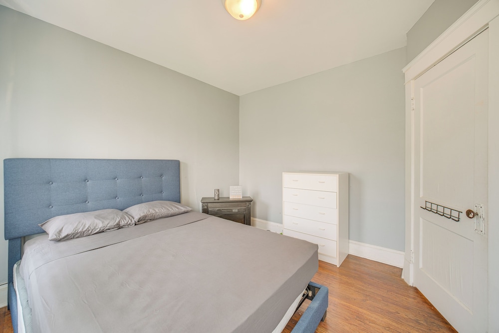 2 Mi to Zoo: Charming Apt w/ Balcony in Cleveland