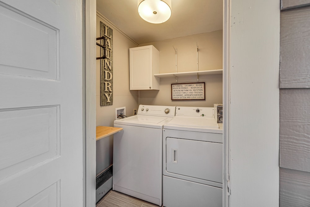 < 1 Mi to Dtwn Texarkana: Couple's Retreat w/ Yard