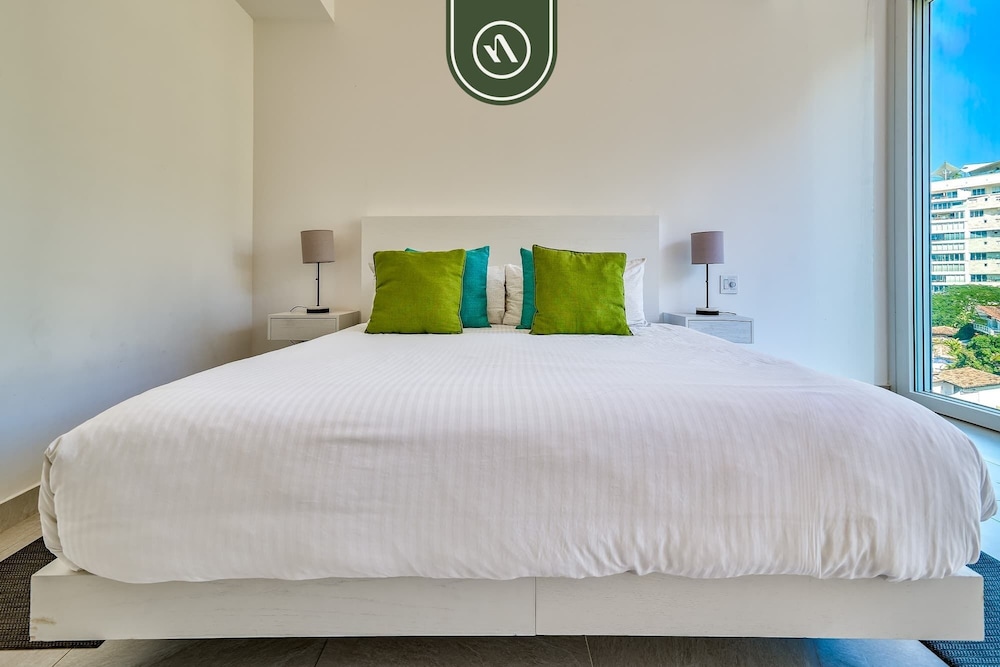 Oceanview Luxury Condo - Private Beach - Rooftpop