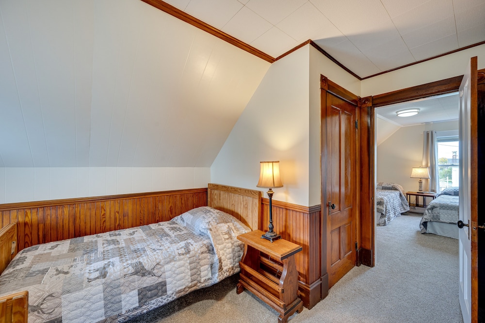 Inviting & Spacious Vacation Rental in Pittsburg! view 2