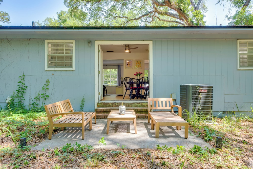 Walk to Lake Munson: Tree-filled Tallahassee Gem!