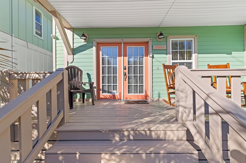 Just Beachy 3BR Dog-friendly Townhouse Near Beaches & Attractions!