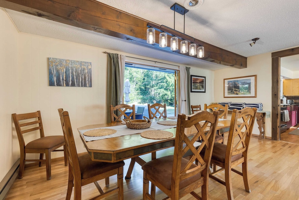 Lodge Trails, Hot Tub, Walk to Cornet Bay