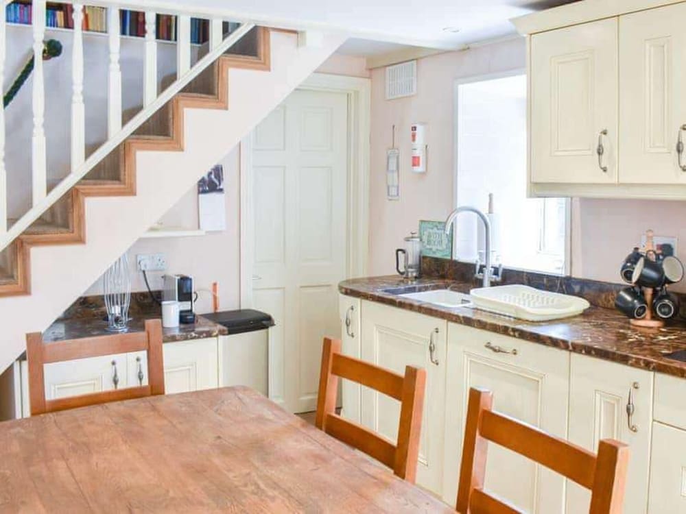 Red Squirrel Haven 2BR House - Sleeps 4 - Parking