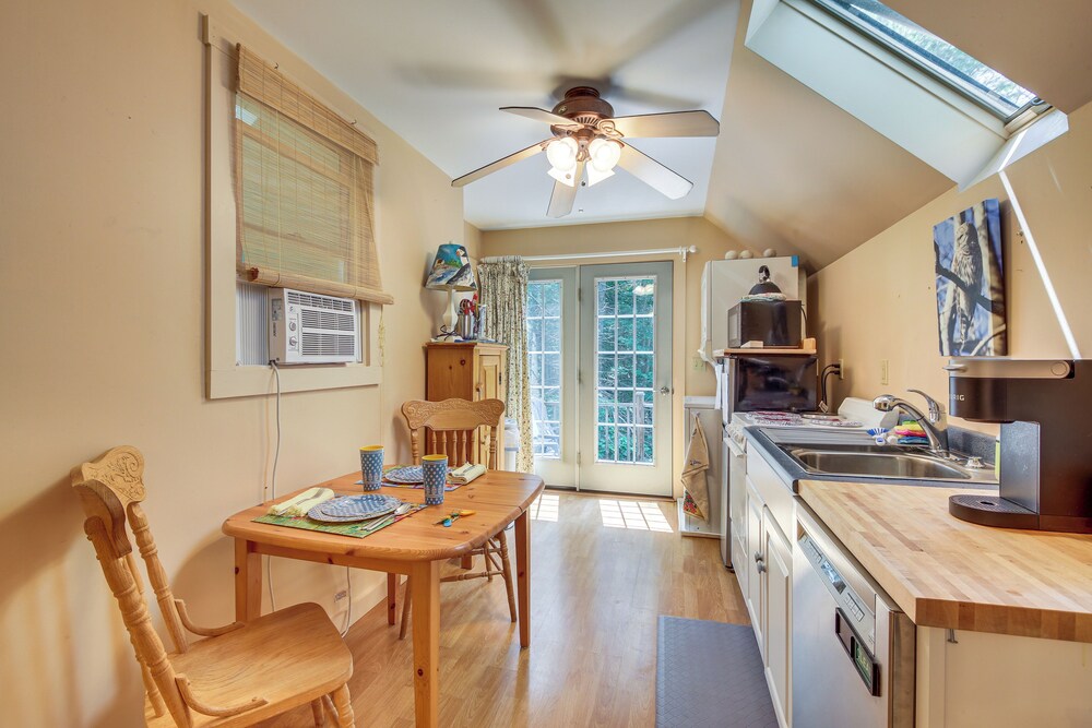 Cozy Boothbay Studio w/ Patio ~ 5 Mi to Harbor!