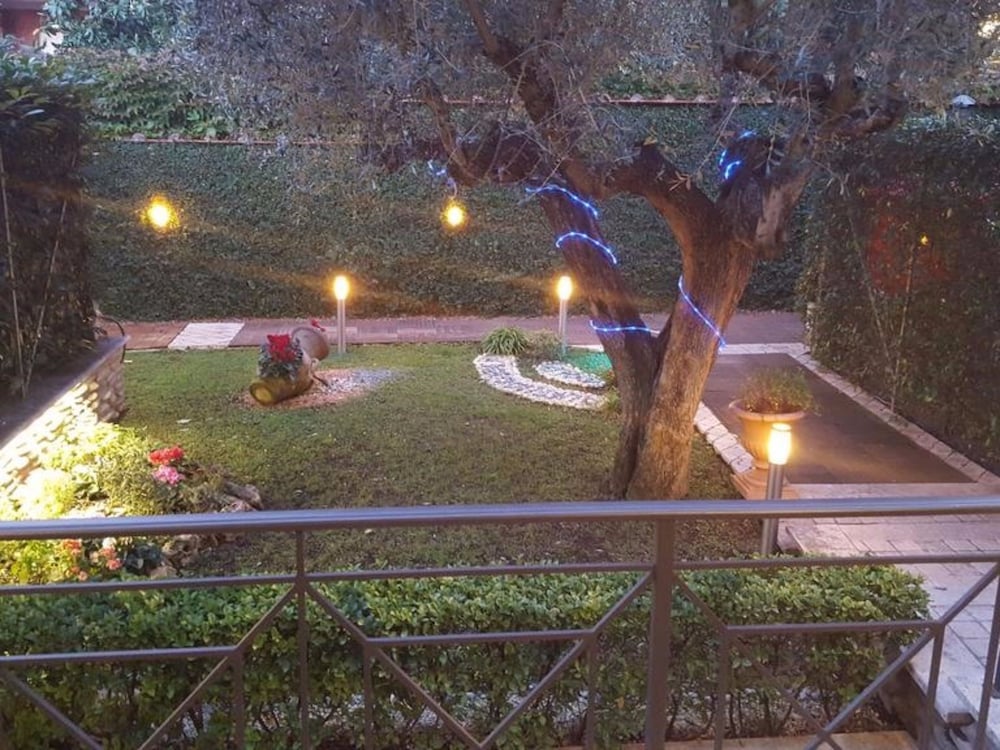 Aurelia Garden Gold Bed & Breakfast
