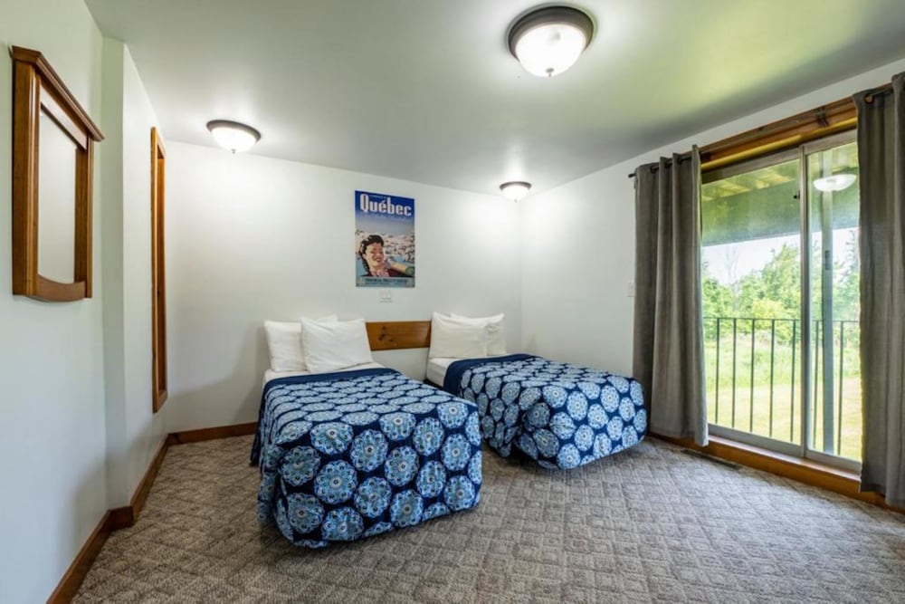 Spacious 8 bdrm Blue Mountain Cottage, Perfect for Large Groups, Private Beach, BBQ, Hot Tub, Sauna - Image 2