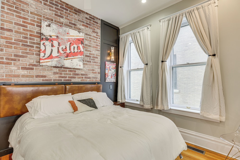 Walk Downtown: Inviting Historic Home in Dubuque!