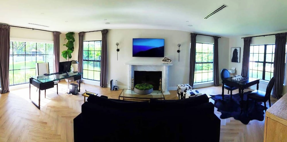 New 5 Bedroom Modern Villa on Golf Course
