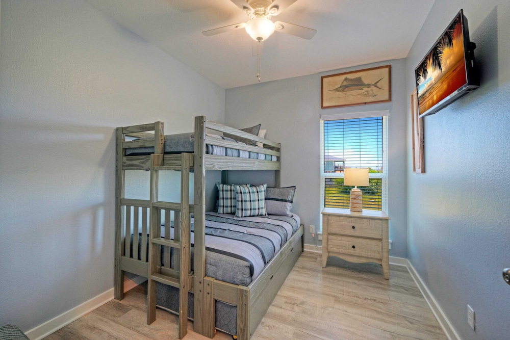 Family-friendly Beach Home Bbq, Patio & Fire Pit & Mins to Beach Bottom's Up by Avantstay