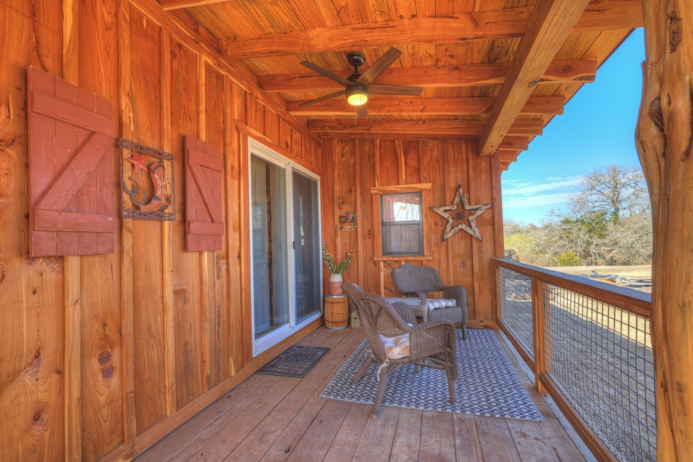 Texas Sawmill Cabin W/hot-tub, Pet-friendly, Minutes to Downtown!