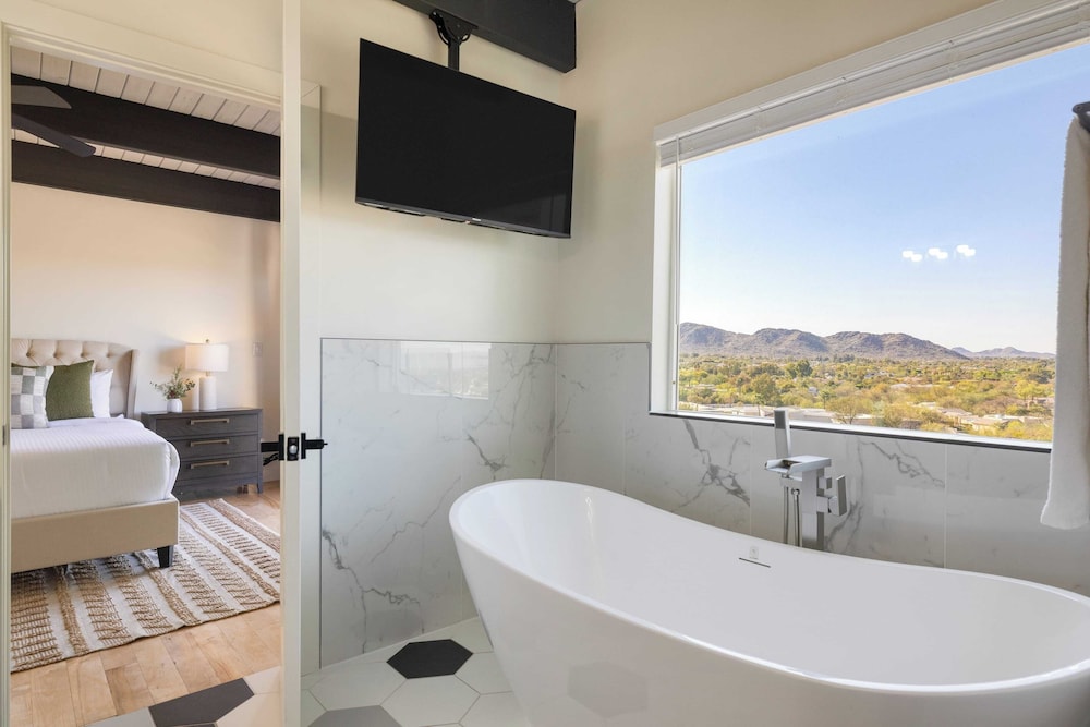 Panoramic Views, Private Pool, Patio Lounge w/ Firepit Royal Palm by Avantstay