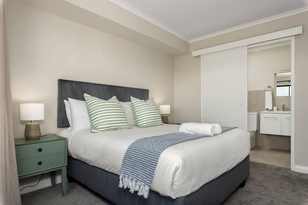 Modern 2 Bed Century City Apartment Pool Braai