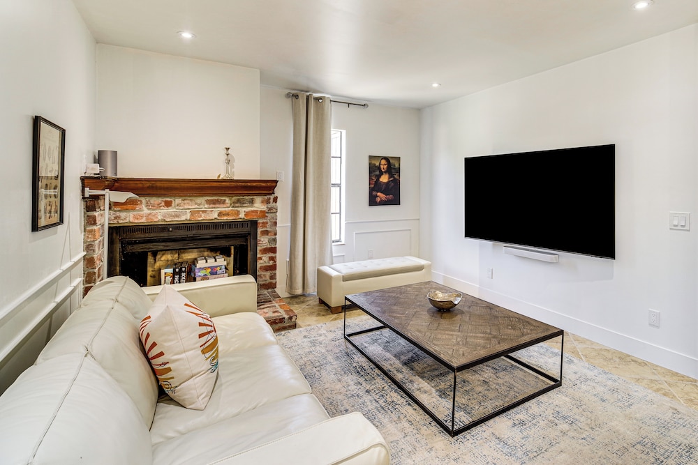 Walk to Beach & Eats: Modern Indialantic Apt