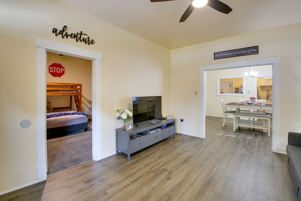 Walk to Dtwn Hot Springs: 'lazy Daze Bungalow' view 3