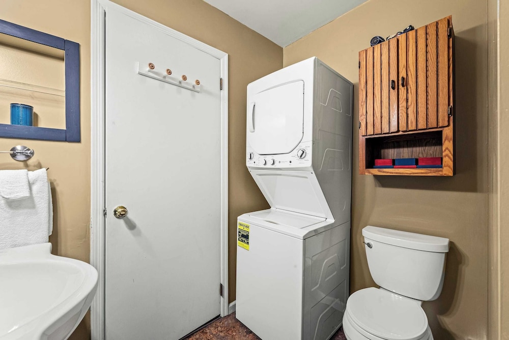 Atlas Point Lodge Sauna, Fireplaces, Kayaks, Lakes + Pet-friendly Yard