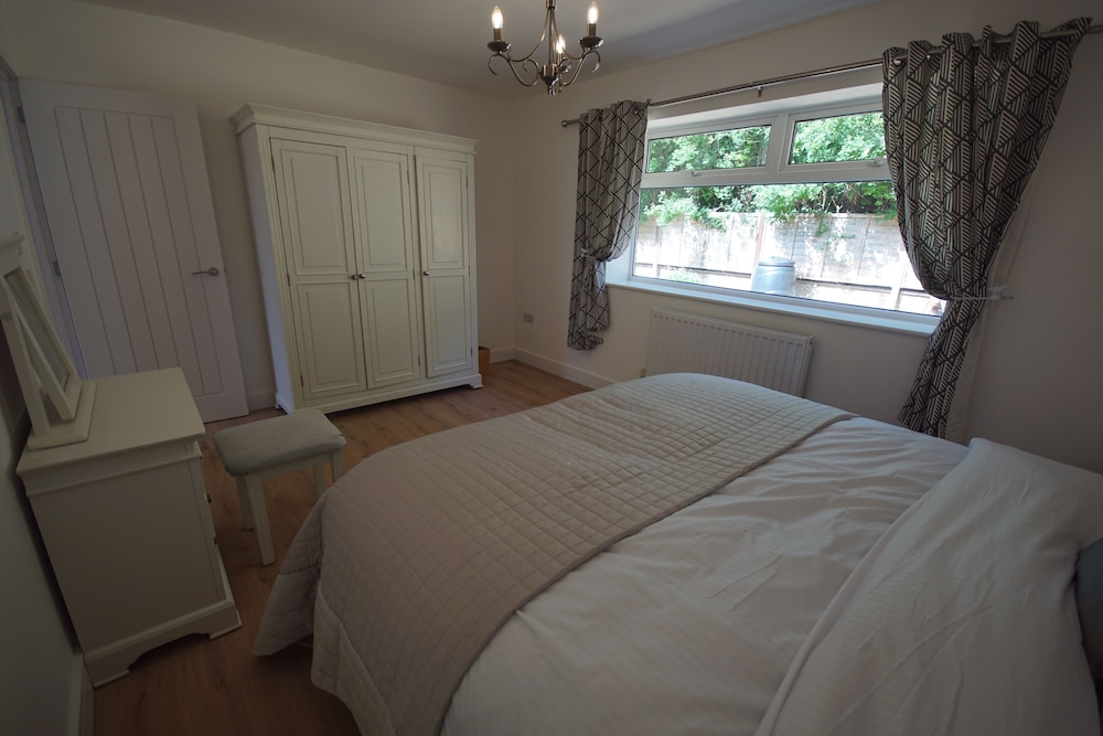 Vale View - Sleeps 6 - Pets Ok - Garden - Parking