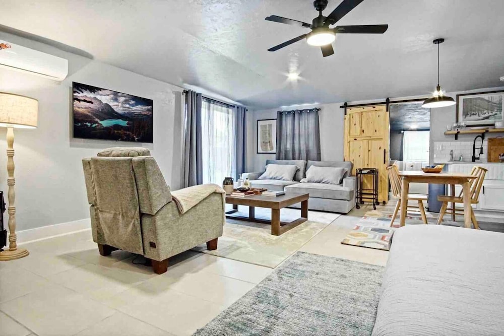 Oklahoma City Vacations - 3-story 6-bedroom 4 Bathrooms 3min-asian Dist - Property Image 7