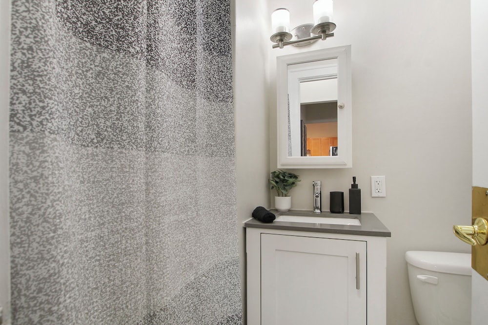 Chic 1BR - Harper rep