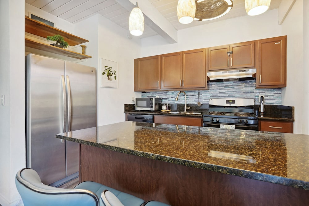 Airy Kailua-kona Condo < 1 Mi to Beach + Town