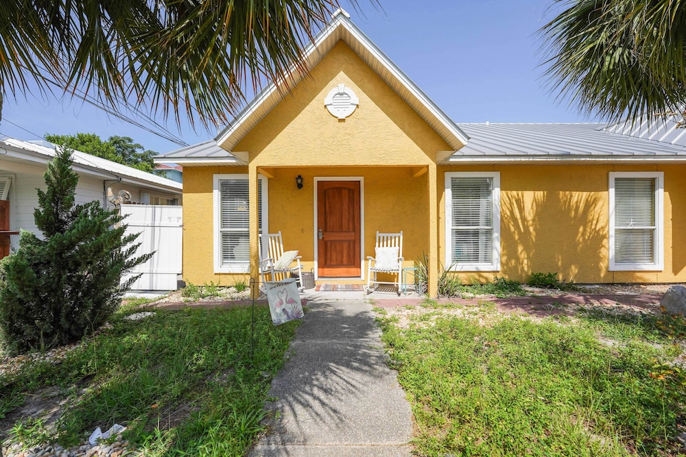 Breezy PCB Vacation Rental w/ Lanai, Walk to Ocean