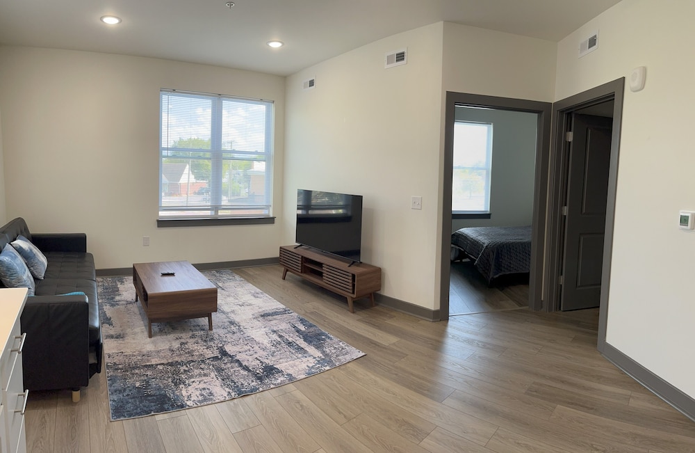 Capital City Apt - 101