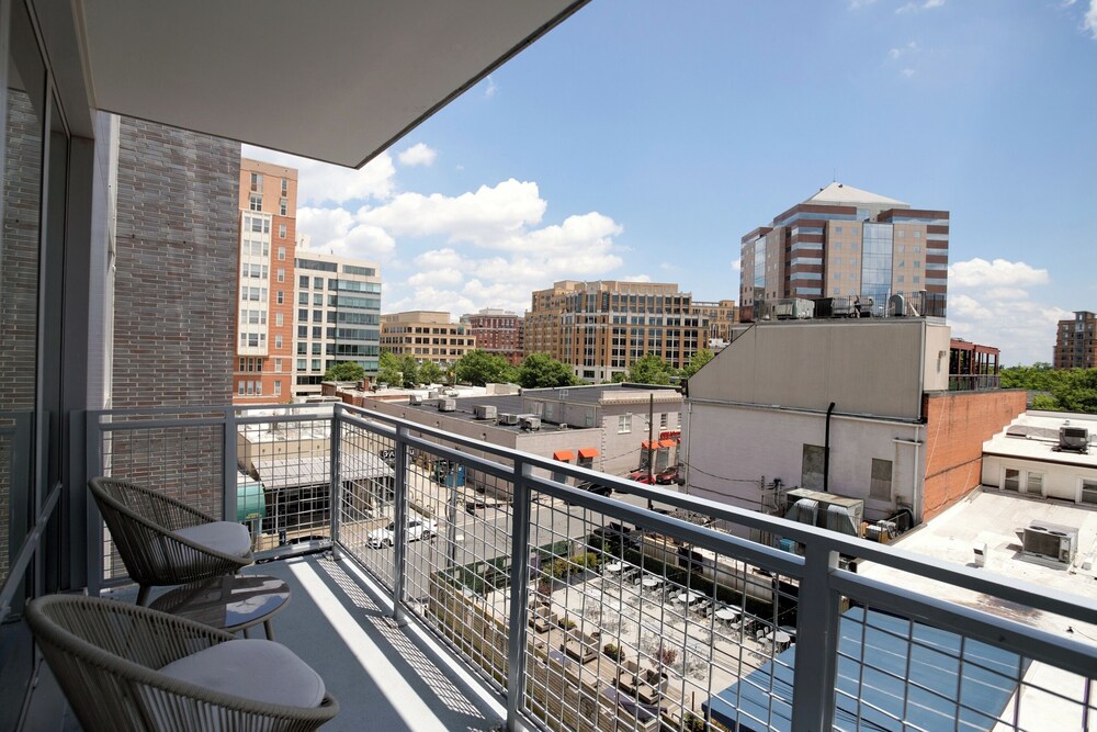 Clarendon Apt Near Subway