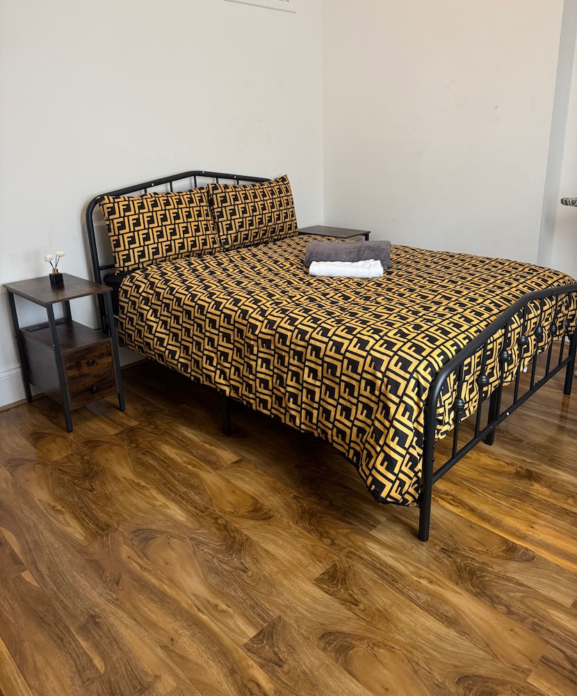2 Bed Flat - Sleeps 4 - Parking - Wifi
