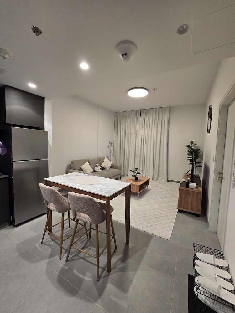 Shiro Elegant Living