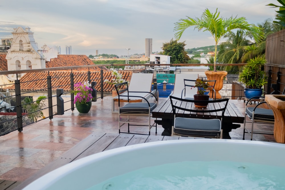 Luxury 5BR House W Jacuzzi & Pool