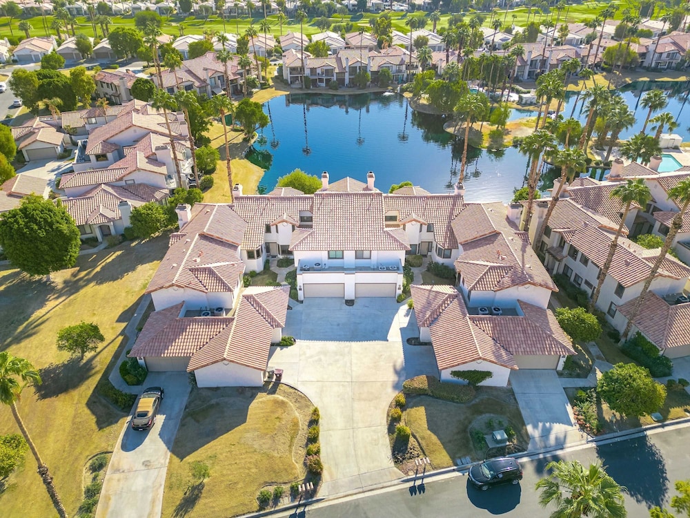 Cozy Lakeside Retreat in PGA West Bbq Scenic Views
